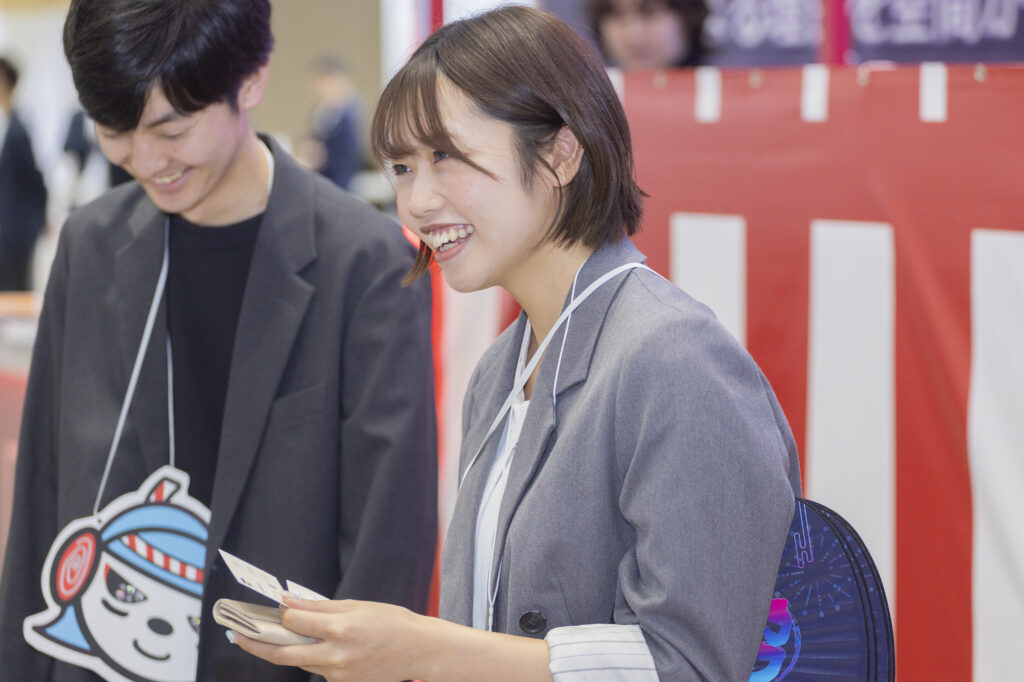 自社出展にて、にこやかに対応するレプラス社員2名