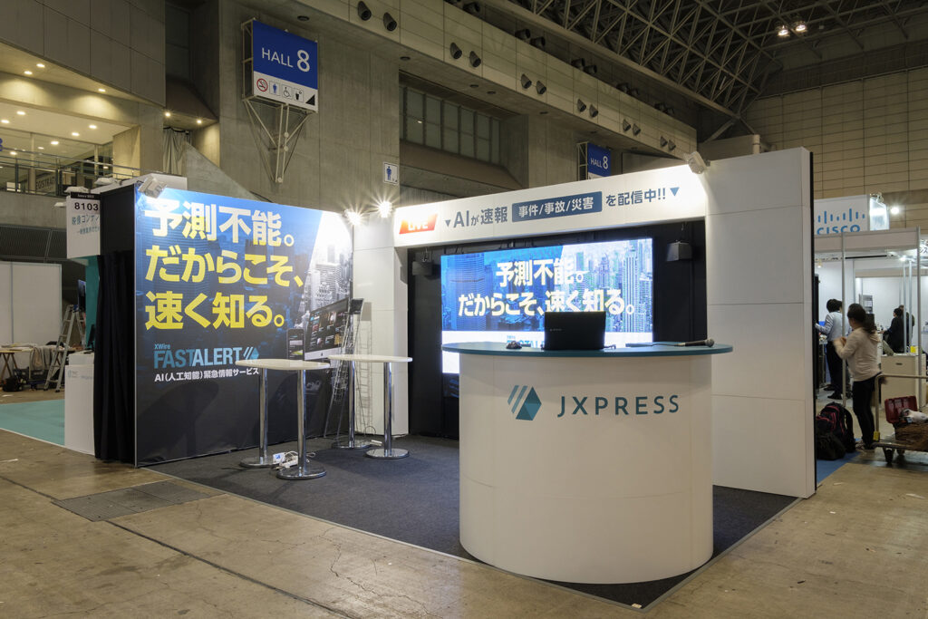 通路を歩いていても「伝えたいメッセージ」が一目でわかる壁面デザイン