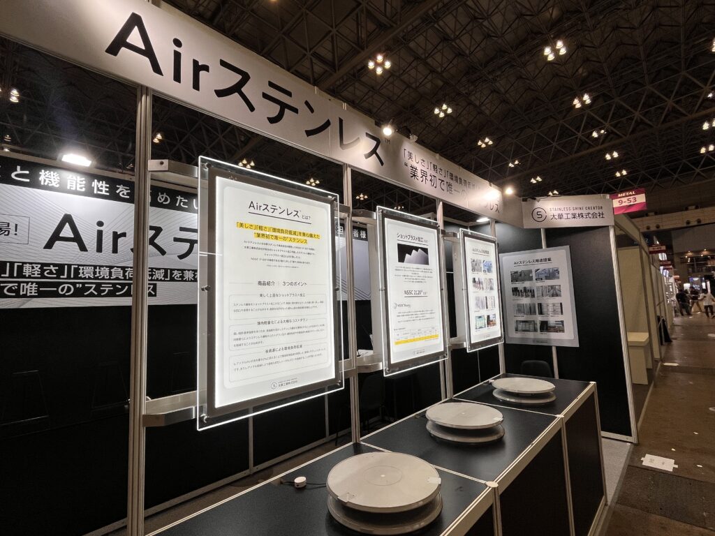 1つの展示台につき、ターンテーブルを1つ置いたディスプレイ